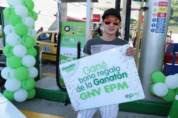 Inauguración de estación de GNV - visita de Ministro a clientes 
Inauguración de estación de GNV - visita de Ministro a clientes  
Fecha: Junio 19 de 2015. Lugar: Medellín -  La Iguaná Estación de Servicio Punto 0
Para descargar esta fotografía en alta resolución, haga clic sobre la imagen hasta que la misma se despliegue en la pantalla completa; luego dé clic derecho y elija la opción "guardar imagen como". 
En caso de publicación por cualquier medio, solicitamos acompañarla del crédito: "Foto EPM"
Palabras clave: Inauguración estación GNV visita Ministro clientes