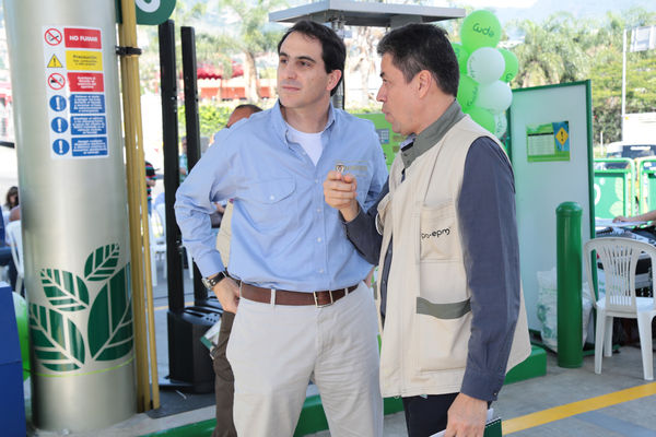 Inauguración de estación de GNV - visita de Ministro a clientes 
Inauguración de estación de GNV - visita de Ministro a clientes  
Fecha: Junio 19 de 2015. Lugar: Medellín -  La Iguaná Estación de Servicio Punto 0
Para descargar esta fotografía en alta resolución, haga clic sobre la imagen hasta que la misma se despliegue en la pantalla completa; luego dé clic derecho y elija la opción "guardar imagen como". 
En caso de publicación por cualquier medio, solicitamos acompañarla del crédito: "Foto EPM"
Palabras clave: Inauguración estación GNV visita Ministro clientes
