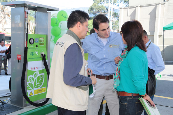 Inauguración de estación de GNV - visita de Ministro a clientes 
Inauguración de estación de GNV - visita de Ministro a clientes  
Fecha: Junio 19 de 2015. Lugar: Medellín -  La Iguaná Estación de Servicio Punto 0
Para descargar esta fotografía en alta resolución, haga clic sobre la imagen hasta que la misma se despliegue en la pantalla completa; luego dé clic derecho y elija la opción "guardar imagen como". 
En caso de publicación por cualquier medio, solicitamos acompañarla del crédito: "Foto EPM"
Palabras clave: Inauguración estación GNV visita Ministro clientes
