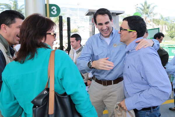 Inauguración de estación de GNV - visita de Ministro a clientes 
Inauguración de estación de GNV - visita de Ministro a clientes  
Fecha: Junio 19 de 2015. Lugar: Medellín -  La Iguaná Estación de Servicio Punto 0
Para descargar esta fotografía en alta resolución, haga clic sobre la imagen hasta que la misma se despliegue en la pantalla completa; luego dé clic derecho y elija la opción "guardar imagen como". 
En caso de publicación por cualquier medio, solicitamos acompañarla del crédito: "Foto EPM"
Palabras clave: Inauguración estación GNV visita Ministro clientes