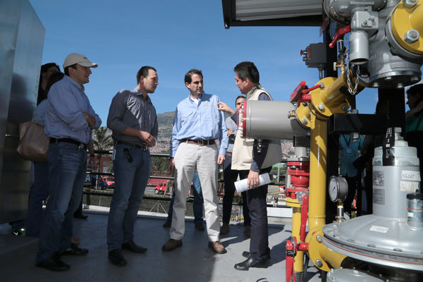 Inauguración de estación de GNV - visita de Ministro a clientes 
Inauguración de estación de GNV - visita de Ministro a clientes  
Fecha: Junio 19 de 2015. Lugar: Medellín -  La Iguaná Estación de Servicio Punto 0
Para descargar esta fotografía en alta resolución, haga clic sobre la imagen hasta que la misma se despliegue en la pantalla completa; luego dé clic derecho y elija la opción "guardar imagen como". 
En caso de publicación por cualquier medio, solicitamos acompañarla del crédito: "Foto EPM"
Palabras clave: Inauguración estación GNV visita Ministro clientes