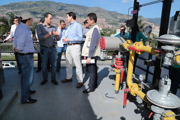 Inauguración de estación de GNV - visita de Ministro a clientes 
Inauguración de estación de GNV - visita de Ministro a clientes  
Fecha: Junio 19 de 2015. Lugar: Medellín -  La Iguaná Estación de Servicio Punto 0
Para descargar esta fotografía en alta resolución, haga clic sobre la imagen hasta que la misma se despliegue en la pantalla completa; luego dé clic derecho y elija la opción "guardar imagen como". 
En caso de publicación por cualquier medio, solicitamos acompañarla del crédito: "Foto EPM"
Palabras clave: Inauguración estación GNV visita Ministro clientes