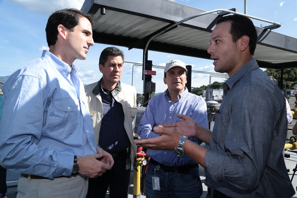 Inauguración de estación de GNV - visita de Ministro a clientes 
Inauguración de estación de GNV - visita de Ministro a clientes  
Fecha: Junio 19 de 2015. Lugar: Medellín -  La Iguaná Estación de Servicio Punto 0
Para descargar esta fotografía en alta resolución, haga clic sobre la imagen hasta que la misma se despliegue en la pantalla completa; luego dé clic derecho y elija la opción "guardar imagen como". 
En caso de publicación por cualquier medio, solicitamos acompañarla del crédito: "Foto EPM"
Palabras clave: Inauguración estación GNV visita Ministro clientes