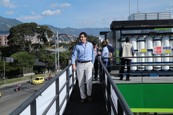 Inauguración de estación de GNV - visita de Ministro a clientes 
Inauguración de estación de GNV - visita de Ministro a clientes  
Fecha: Junio 19 de 2015. Lugar: Medellín -  La Iguaná Estación de Servicio Punto 0
Para descargar esta fotografía en alta resolución, haga clic sobre la imagen hasta que la misma se despliegue en la pantalla completa; luego dé clic derecho y elija la opción "guardar imagen como". 
En caso de publicación por cualquier medio, solicitamos acompañarla del crédito: "Foto EPM"
Palabras clave: Inauguración estación GNV visita Ministro clientes
