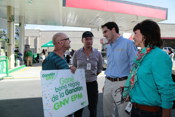 Inauguración de estación de GNV - visita de Ministro a clientes 
Inauguración de estación de GNV - visita de Ministro a clientes  
Fecha: Junio 19 de 2015. Lugar: Medellín -  La Iguaná Estación de Servicio Punto 0
Para descargar esta fotografía en alta resolución, haga clic sobre la imagen hasta que la misma se despliegue en la pantalla completa; luego dé clic derecho y elija la opción "guardar imagen como". 
En caso de publicación por cualquier medio, solicitamos acompañarla del crédito: "Foto EPM"
Palabras clave: Inauguración estación GNV visita Ministro clientes