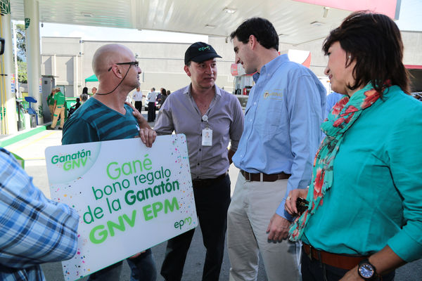 Inauguración de estación de GNV - visita de Ministro a clientes 
Inauguración de estación de GNV - visita de Ministro a clientes  
Fecha: Junio 19 de 2015. Lugar: Medellín -  La Iguaná Estación de Servicio Punto 0
Para descargar esta fotografía en alta resolución, haga clic sobre la imagen hasta que la misma se despliegue en la pantalla completa; luego dé clic derecho y elija la opción "guardar imagen como". 
En caso de publicación por cualquier medio, solicitamos acompañarla del crédito: "Foto EPM"
Palabras clave: Inauguración estación GNV visita Ministro clientes