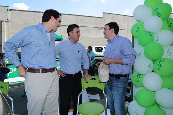 Inauguración de estación de GNV - visita de Ministro a clientes 
Inauguración de estación de GNV - visita de Ministro a clientes  
Fecha: Junio 19 de 2015. Lugar: Medellín -  La Iguaná Estación de Servicio Punto 0
Para descargar esta fotografía en alta resolución, haga clic sobre la imagen hasta que la misma se despliegue en la pantalla completa; luego dé clic derecho y elija la opción "guardar imagen como". 
En caso de publicación por cualquier medio, solicitamos acompañarla del crédito: "Foto EPM"
Palabras clave: Inauguración estación GNV visita Ministro clientes