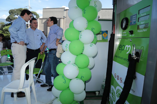 Inauguración de estación de GNV - visita de Ministro a clientes 
Inauguración de estación de GNV - visita de Ministro a clientes  
Fecha: Junio 19 de 2015. Lugar: Medellín -  La Iguaná Estación de Servicio Punto 0
Para descargar esta fotografía en alta resolución, haga clic sobre la imagen hasta que la misma se despliegue en la pantalla completa; luego dé clic derecho y elija la opción "guardar imagen como". 
En caso de publicación por cualquier medio, solicitamos acompañarla del crédito: "Foto EPM"
Palabras clave: Inauguración estación GNV visita Ministro clientes