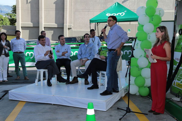 Inauguración de estación de GNV - visita de Ministro a clientes 
Inauguración de estación de GNV - visita de Ministro a clientes  
Fecha: Junio 19 de 2015. Lugar: Medellín -  La Iguaná Estación de Servicio Punto 0
Para descargar esta fotografía en alta resolución, haga clic sobre la imagen hasta que la misma se despliegue en la pantalla completa; luego dé clic derecho y elija la opción "guardar imagen como". 
En caso de publicación por cualquier medio, solicitamos acompañarla del crédito: "Foto EPM"
Palabras clave: Inauguración estación GNV visita Ministro clientes