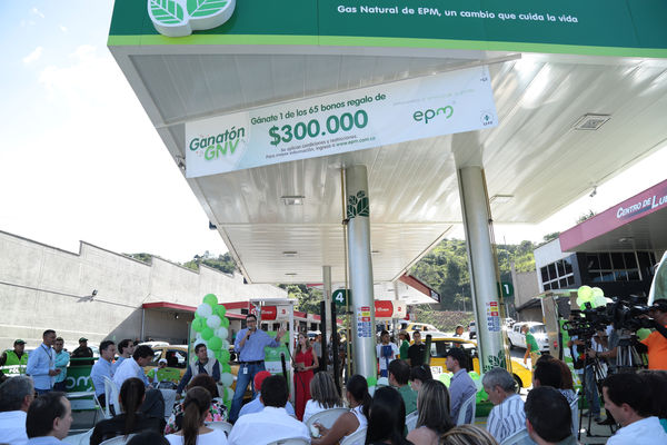 Inauguración de estación de GNV - visita de Ministro a clientes 
Inauguración de estación de GNV - visita de Ministro a clientes  
Fecha: Junio 19 de 2015. Lugar: Medellín -  La Iguaná Estación de Servicio Punto 0
Para descargar esta fotografía en alta resolución, haga clic sobre la imagen hasta que la misma se despliegue en la pantalla completa; luego dé clic derecho y elija la opción "guardar imagen como". 
En caso de publicación por cualquier medio, solicitamos acompañarla del crédito: "Foto EPM"
Palabras clave: Inauguración estación GNV visita Ministro clientes