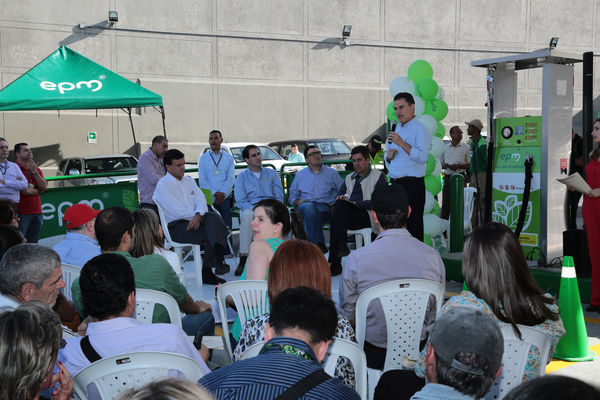 Inauguración de estación de GNV - visita de Ministro a clientes 
Inauguración de estación de GNV - visita de Ministro a clientes  
Fecha: Junio 19 de 2015. Lugar: Medellín -  La Iguaná Estación de Servicio Punto 0
Para descargar esta fotografía en alta resolución, haga clic sobre la imagen hasta que la misma se despliegue en la pantalla completa; luego dé clic derecho y elija la opción "guardar imagen como". 
En caso de publicación por cualquier medio, solicitamos acompañarla del crédito: "Foto EPM"
Palabras clave: Inauguración estación GNV visita Ministro clientes