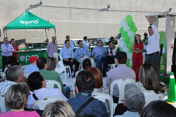 Inauguración de estación de GNV - visita de Ministro a clientes 
Inauguración de estación de GNV - visita de Ministro a clientes  
Fecha: Junio 19 de 2015. Lugar: Medellín -  La Iguaná Estación de Servicio Punto 0
Para descargar esta fotografía en alta resolución, haga clic sobre la imagen hasta que la misma se despliegue en la pantalla completa; luego dé clic derecho y elija la opción "guardar imagen como". 
En caso de publicación por cualquier medio, solicitamos acompañarla del crédito: "Foto EPM"
Palabras clave: Inauguración estación GNV visita Ministro clientes