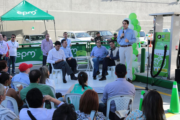 Inauguración de estación de GNV - visita de Ministro a clientes 
Inauguración de estación de GNV - visita de Ministro a clientes  
Fecha: Junio 19 de 2015. Lugar: Medellín -  La Iguaná Estación de Servicio Punto 0
Para descargar esta fotografía en alta resolución, haga clic sobre la imagen hasta que la misma se despliegue en la pantalla completa; luego dé clic derecho y elija la opción "guardar imagen como". 
En caso de publicación por cualquier medio, solicitamos acompañarla del crédito: "Foto EPM"
Palabras clave: Inauguración estación GNV visita Ministro clientes