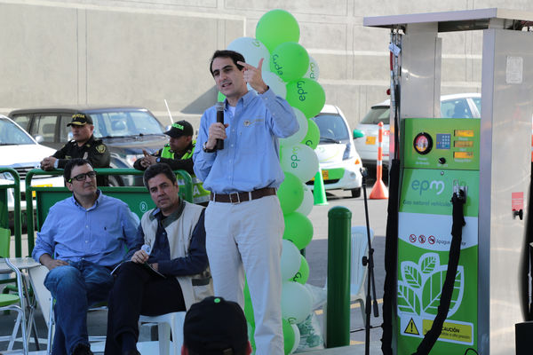 Inauguración de estación de GNV - visita de Ministro a clientes 
Inauguración de estación de GNV - visita de Ministro a clientes  
Fecha: Junio 19 de 2015. Lugar: Medellín -  La Iguaná Estación de Servicio Punto 0
Para descargar esta fotografía en alta resolución, haga clic sobre la imagen hasta que la misma se despliegue en la pantalla completa; luego dé clic derecho y elija la opción "guardar imagen como". 
En caso de publicación por cualquier medio, solicitamos acompañarla del crédito: "Foto EPM"
Palabras clave: Inauguración estación GNV visita Ministro clientes