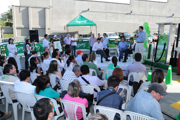 Inauguración de estación de GNV - visita de Ministro a clientes 
Inauguración de estación de GNV - visita de Ministro a clientes  
Fecha: Junio 19 de 2015. Lugar: Medellín -  La Iguaná Estación de Servicio Punto 0
Para descargar esta fotografía en alta resolución, haga clic sobre la imagen hasta que la misma se despliegue en la pantalla completa; luego dé clic derecho y elija la opción "guardar imagen como". 
En caso de publicación por cualquier medio, solicitamos acompañarla del crédito: "Foto EPM"
Palabras clave: Inauguración estación GNV visita Ministro clientes