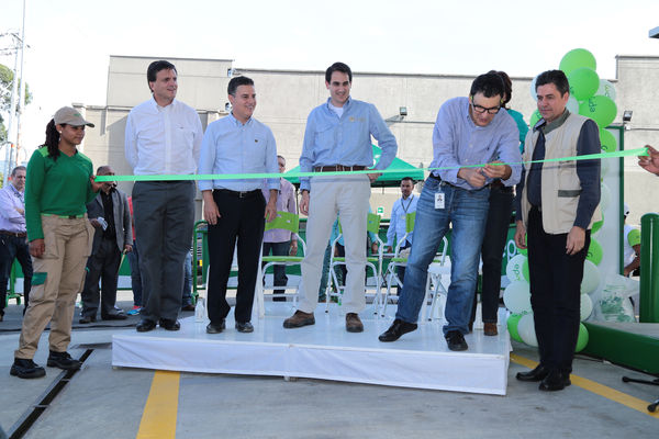 Inauguración de estación de GNV - visita de Ministro a clientes 
Inauguración de estación de GNV - visita de Ministro a clientes  
Fecha: Junio 19 de 2015. Lugar: Medellín -  La Iguaná Estación de Servicio Punto 0
Para descargar esta fotografía en alta resolución, haga clic sobre la imagen hasta que la misma se despliegue en la pantalla completa; luego dé clic derecho y elija la opción "guardar imagen como". 
En caso de publicación por cualquier medio, solicitamos acompañarla del crédito: "Foto EPM"
Palabras clave: Inauguración estación GNV visita Ministro clientes
