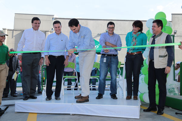 Inauguración de estación de GNV - visita de Ministro a clientes 
Inauguración de estación de GNV - visita de Ministro a clientes  
Fecha: Junio 19 de 2015. Lugar: Medellín -  La Iguaná Estación de Servicio Punto 0
Para descargar esta fotografía en alta resolución, haga clic sobre la imagen hasta que la misma se despliegue en la pantalla completa; luego dé clic derecho y elija la opción "guardar imagen como". 
En caso de publicación por cualquier medio, solicitamos acompañarla del crédito: "Foto EPM"
Palabras clave: Inauguración estación GNV visita Ministro clientes