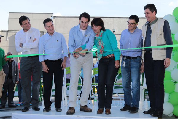Inauguración de estación de GNV - visita de Ministro a clientes 
Inauguración de estación de GNV - visita de Ministro a clientes  
Fecha: Junio 19 de 2015. Lugar: Medellín -  La Iguaná Estación de Servicio Punto 0
Para descargar esta fotografía en alta resolución, haga clic sobre la imagen hasta que la misma se despliegue en la pantalla completa; luego dé clic derecho y elija la opción "guardar imagen como". 
En caso de publicación por cualquier medio, solicitamos acompañarla del crédito: "Foto EPM"
Palabras clave: Inauguración estación GNV visita Ministro clientes