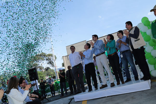 Inauguración de estación de GNV - visita de Ministro a clientes 
Inauguración de estación de GNV - visita de Ministro a clientes  
Fecha: Junio 19 de 2015. Lugar: Medellín -  La Iguaná Estación de Servicio Punto 0
Para descargar esta fotografía en alta resolución, haga clic sobre la imagen hasta que la misma se despliegue en la pantalla completa; luego dé clic derecho y elija la opción "guardar imagen como". 
En caso de publicación por cualquier medio, solicitamos acompañarla del crédito: "Foto EPM"
Palabras clave: Inauguración estación GNV visita Ministro clientes