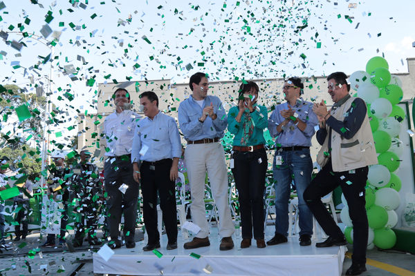 Inauguración de estación de GNV - visita de Ministro a clientes 
Inauguración de estación de GNV - visita de Ministro a clientes  
Fecha: Junio 19 de 2015. Lugar: Medellín -  La Iguaná Estación de Servicio Punto 0
Para descargar esta fotografía en alta resolución, haga clic sobre la imagen hasta que la misma se despliegue en la pantalla completa; luego dé clic derecho y elija la opción "guardar imagen como". 
En caso de publicación por cualquier medio, solicitamos acompañarla del crédito: "Foto EPM"
Palabras clave: Inauguración estación GNV visita Ministro clientes