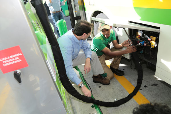 Inauguración de estación de GNV - visita de Ministro a clientes 
Inauguración de estación de GNV - visita de Ministro a clientes  
Fecha: Junio 19 de 2015. Lugar: Medellín -  La Iguaná Estación de Servicio Punto 0
Para descargar esta fotografía en alta resolución, haga clic sobre la imagen hasta que la misma se despliegue en la pantalla completa; luego dé clic derecho y elija la opción "guardar imagen como". 
En caso de publicación por cualquier medio, solicitamos acompañarla del crédito: "Foto EPM"
Palabras clave: Inauguración estación GNV visita Ministro clientes