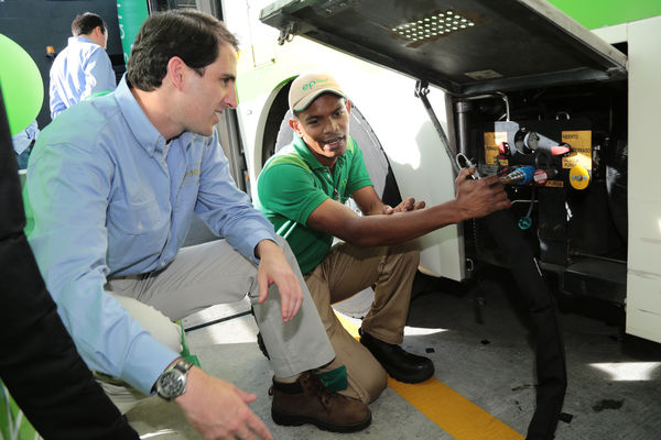 Inauguración de estación de GNV - visita de Ministro a clientes 
Inauguración de estación de GNV - visita de Ministro a clientes  
Fecha: Junio 19 de 2015. Lugar: Medellín -  La Iguaná Estación de Servicio Punto 0
Para descargar esta fotografía en alta resolución, haga clic sobre la imagen hasta que la misma se despliegue en la pantalla completa; luego dé clic derecho y elija la opción "guardar imagen como". 
En caso de publicación por cualquier medio, solicitamos acompañarla del crédito: "Foto EPM"
Palabras clave: Inauguración estación GNV visita Ministro clientes