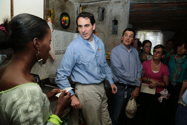 Inauguración de estación de GNV - visita de Ministro a clientes 
Inauguración de estación de GNV - visita de Ministro a clientes  
Fecha: Junio 19 de 2015. Lugar: Medellín -  La Iguaná Estación de Servicio Punto 0
Para descargar esta fotografía en alta resolución, haga clic sobre la imagen hasta que la misma se despliegue en la pantalla completa; luego dé clic derecho y elija la opción "guardar imagen como". 
En caso de publicación por cualquier medio, solicitamos acompañarla del crédito: "Foto EPM"
Palabras clave: Inauguración estación GNV visita Ministro clientes