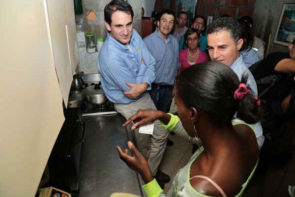 Inauguración de estación de GNV - visita de Ministro a clientes 
Inauguración de estación de GNV - visita de Ministro a clientes  
Fecha: Junio 19 de 2015. Lugar: Medellín -  La Iguaná Estación de Servicio Punto 0
Para descargar esta fotografía en alta resolución, haga clic sobre la imagen hasta que la misma se despliegue en la pantalla completa; luego dé clic derecho y elija la opción "guardar imagen como". 
En caso de publicación por cualquier medio, solicitamos acompañarla del crédito: "Foto EPM"
Palabras clave: Inauguración estación GNV visita Ministro clientes