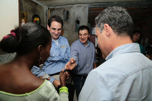 Inauguración de estación de GNV - visita de Ministro a clientes 
Inauguración de estación de GNV - visita de Ministro a clientes  
Fecha: Junio 19 de 2015. Lugar: Medellín -  La Iguaná Estación de Servicio Punto 0
Para descargar esta fotografía en alta resolución, haga clic sobre la imagen hasta que la misma se despliegue en la pantalla completa; luego dé clic derecho y elija la opción "guardar imagen como". 
En caso de publicación por cualquier medio, solicitamos acompañarla del crédito: "Foto EPM"
Palabras clave: Inauguración estación GNV visita Ministro clientes