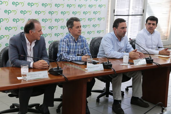 Rueda prensa evolución contingencia proyecto hidroeléctrico Ituango
Rueda de prensa evolución contingencia proyecto hidroeléctrico Ituango
Fecha: 20 Junio 2018.
Para descargar esta fotografía en alta resolución, haga clic sobre la imagen hasta que la misma se despliegue en la pantalla completa; luego dé clic derecho y elija la opción "guardar imagen como". 
En caso de publicación por cualquier medio, solicitamos acompañarla del crédito: "Foto EPM"
Palabras clave: Rueda prensa evolución contingencia proyecto hidroeléctrico Ituango