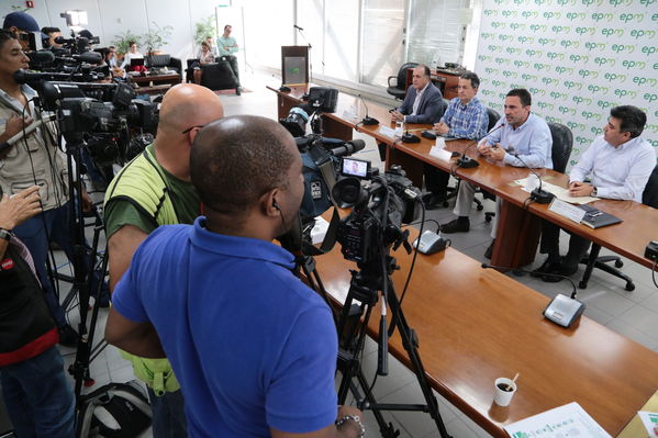 Rueda prensa evolución contingencia proyecto hidroeléctrico Ituango
Rueda de prensa evolución contingencia proyecto hidroeléctrico Ituango
Fecha: 20 Junio 2018.
Para descargar esta fotografía en alta resolución, haga clic sobre la imagen hasta que la misma se despliegue en la pantalla completa; luego dé clic derecho y elija la opción "guardar imagen como". 
En caso de publicación por cualquier medio, solicitamos acompañarla del crédito: "Foto EPM"
Palabras clave: Rueda prensa evolución contingencia proyecto hidroeléctrico Ituango