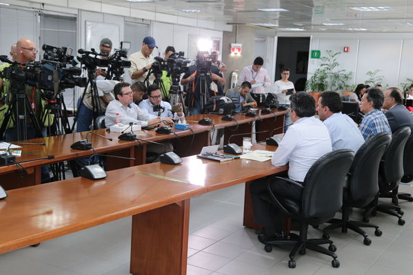 Rueda prensa evolución contingencia proyecto hidroeléctrico Ituango
Rueda de prensa evolución contingencia proyecto hidroeléctrico Ituango
Fecha: 20 Junio 2018.
Para descargar esta fotografía en alta resolución, haga clic sobre la imagen hasta que la misma se despliegue en la pantalla completa; luego dé clic derecho y elija la opción "guardar imagen como". 
En caso de publicación por cualquier medio, solicitamos acompañarla del crédito: "Foto EPM"
Palabras clave: Rueda prensa evolución contingencia proyecto hidroeléctrico Ituango