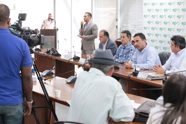 Rueda prensa evolución contingencia proyecto hidroeléctrico Ituango
Rueda de prensa evolución contingencia proyecto hidroeléctrico Ituango
Fecha: 20 Junio 2018.
Para descargar esta fotografía en alta resolución, haga clic sobre la imagen hasta que la misma se despliegue en la pantalla completa; luego dé clic derecho y elija la opción "guardar imagen como". 
En caso de publicación por cualquier medio, solicitamos acompañarla del crédito: "Foto EPM"
Palabras clave: Rueda prensa evolución contingencia proyecto hidroeléctrico Ituango