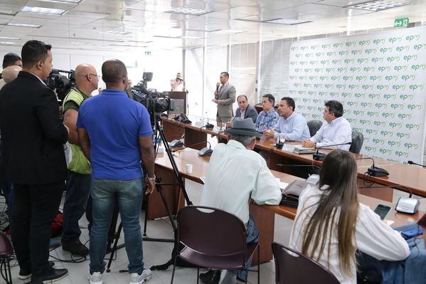 Rueda prensa evolución contingencia proyecto hidroeléctrico Ituango
Rueda de prensa evolución contingencia proyecto hidroeléctrico Ituango
Fecha: 20 Junio 2018.
Para descargar esta fotografía en alta resolución, haga clic sobre la imagen hasta que la misma se despliegue en la pantalla completa; luego dé clic derecho y elija la opción "guardar imagen como". 
En caso de publicación por cualquier medio, solicitamos acompañarla del crédito: "Foto EPM"
Palabras clave: Rueda prensa evolución contingencia proyecto hidroeléctrico Ituango