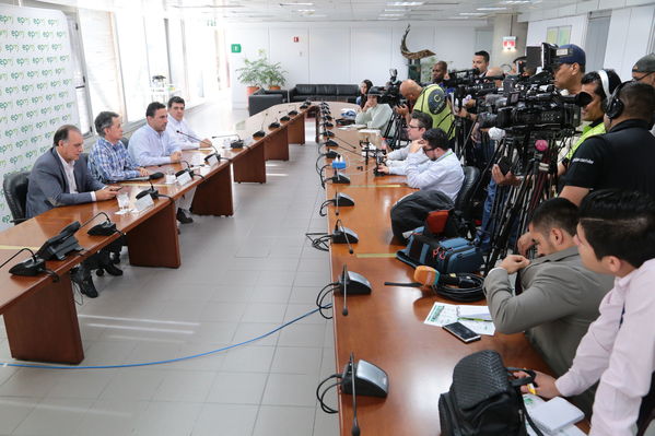 Rueda prensa evolución contingencia proyecto hidroeléctrico Ituango
Rueda de prensa evolución contingencia proyecto hidroeléctrico Ituango
Fecha: 20 Junio 2018.
Para descargar esta fotografía en alta resolución, haga clic sobre la imagen hasta que la misma se despliegue en la pantalla completa; luego dé clic derecho y elija la opción "guardar imagen como". 
En caso de publicación por cualquier medio, solicitamos acompañarla del crédito: "Foto EPM"
Palabras clave: Rueda prensa evolución contingencia proyecto hidroeléctrico Ituango