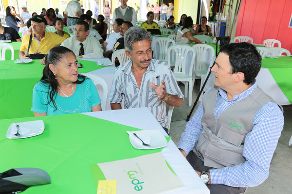 Lanzamiento de Agua Prepago   
Lanzamiento de Agua Prepago   
Fecha: Junio 26 de 2015. Lugar: Medellín Corregimiento Belén-Altavista, sector Mano de Dios
Para descargar esta fotografía en alta resolución, haga clic sobre la imagen hasta que la misma se despliegue en la pantalla completa; luego dé clic derecho y elija la opción "guardar imagen como". 
En caso de publicación por cualquier medio, solicitamos acompañarla del crédito: "Foto EPM"
Palabras clave: Lanzamiento Agua Prepago