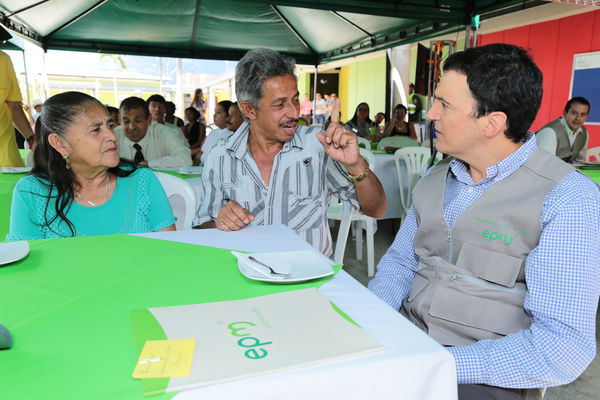 Lanzamiento de Agua Prepago   
Lanzamiento de Agua Prepago   
Fecha: Junio 26 de 2015. Lugar: Medellín Corregimiento Belén-Altavista, sector Mano de Dios
Para descargar esta fotografía en alta resolución, haga clic sobre la imagen hasta que la misma se despliegue en la pantalla completa; luego dé clic derecho y elija la opción "guardar imagen como". 
En caso de publicación por cualquier medio, solicitamos acompañarla del crédito: "Foto EPM"
Palabras clave: Lanzamiento Agua Prepago