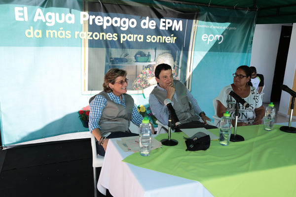 Lanzamiento de Agua Prepago   
Lanzamiento de Agua Prepago   
Fecha: Junio 26 de 2015. Lugar: Medellín Corregimiento Belén-Altavista, sector Mano de Dios
Para descargar esta fotografía en alta resolución, haga clic sobre la imagen hasta que la misma se despliegue en la pantalla completa; luego dé clic derecho y elija la opción "guardar imagen como". 
En caso de publicación por cualquier medio, solicitamos acompañarla del crédito: "Foto EPM"
Palabras clave: Lanzamiento Agua Prepago