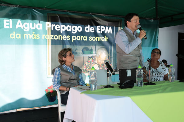 Lanzamiento de Agua Prepago   
Lanzamiento de Agua Prepago   
Fecha: Junio 26 de 2015. Lugar: Medellín Corregimiento Belén-Altavista, sector Mano de Dios
Para descargar esta fotografía en alta resolución, haga clic sobre la imagen hasta que la misma se despliegue en la pantalla completa; luego dé clic derecho y elija la opción "guardar imagen como". 
En caso de publicación por cualquier medio, solicitamos acompañarla del crédito: "Foto EPM"
Palabras clave: Lanzamiento Agua Prepago