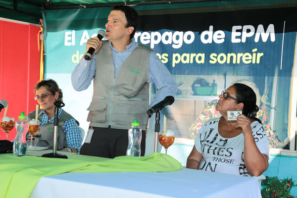 Lanzamiento de Agua Prepago   
Lanzamiento de Agua Prepago   
Fecha: Junio 26 de 2015. Lugar: Medellín Corregimiento Belén-Altavista, sector Mano de Dios
Para descargar esta fotografía en alta resolución, haga clic sobre la imagen hasta que la misma se despliegue en la pantalla completa; luego dé clic derecho y elija la opción "guardar imagen como". 
En caso de publicación por cualquier medio, solicitamos acompañarla del crédito: "Foto EPM"
Palabras clave: Lanzamiento Agua Prepago