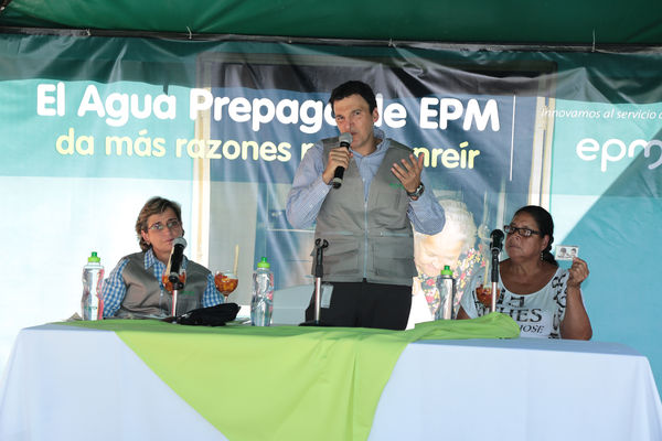 Lanzamiento de Agua Prepago   
Lanzamiento de Agua Prepago   
Fecha: Junio 26 de 2015. Lugar: Medellín Corregimiento Belén-Altavista, sector Mano de Dios
Para descargar esta fotografía en alta resolución, haga clic sobre la imagen hasta que la misma se despliegue en la pantalla completa; luego dé clic derecho y elija la opción "guardar imagen como". 
En caso de publicación por cualquier medio, solicitamos acompañarla del crédito: "Foto EPM"
Palabras clave: Lanzamiento Agua Prepago