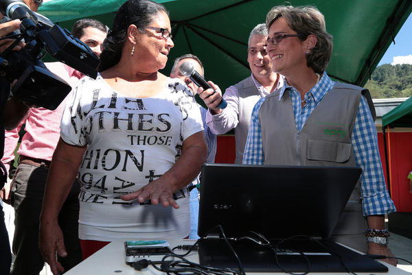 Lanzamiento de Agua Prepago   
Lanzamiento de Agua Prepago   
Fecha: Junio 26 de 2015. Lugar: Medellín Corregimiento Belén-Altavista, sector Mano de Dios
Para descargar esta fotografía en alta resolución, haga clic sobre la imagen hasta que la misma se despliegue en la pantalla completa; luego dé clic derecho y elija la opción "guardar imagen como". 
En caso de publicación por cualquier medio, solicitamos acompañarla del crédito: "Foto EPM"
Palabras clave: Lanzamiento Agua Prepago