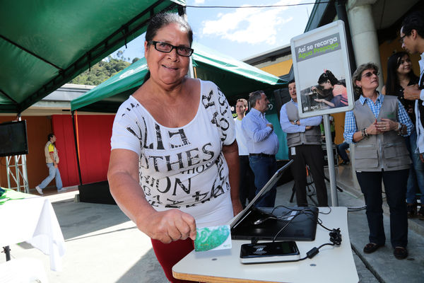 Lanzamiento de Agua Prepago   
Lanzamiento de Agua Prepago   
Fecha: Junio 26 de 2015. Lugar: Medellín Corregimiento Belén-Altavista, sector Mano de Dios
Para descargar esta fotografía en alta resolución, haga clic sobre la imagen hasta que la misma se despliegue en la pantalla completa; luego dé clic derecho y elija la opción "guardar imagen como". 
En caso de publicación por cualquier medio, solicitamos acompañarla del crédito: "Foto EPM"
Palabras clave: Lanzamiento Agua Prepago