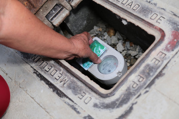 Lanzamiento de Agua Prepago   
Lanzamiento de Agua Prepago   
Fecha: Junio 26 de 2015. Lugar: Medellín Corregimiento Belén-Altavista, sector Mano de Dios
Para descargar esta fotografía en alta resolución, haga clic sobre la imagen hasta que la misma se despliegue en la pantalla completa; luego dé clic derecho y elija la opción "guardar imagen como". 
En caso de publicación por cualquier medio, solicitamos acompañarla del crédito: "Foto EPM"
Palabras clave: Lanzamiento Agua Prepago