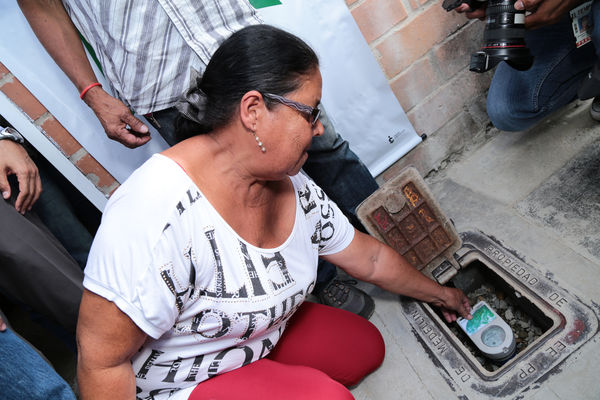 Lanzamiento de Agua Prepago   
Lanzamiento de Agua Prepago   
Fecha: Junio 26 de 2015. Lugar: Medellín Corregimiento Belén-Altavista, sector Mano de Dios
Para descargar esta fotografía en alta resolución, haga clic sobre la imagen hasta que la misma se despliegue en la pantalla completa; luego dé clic derecho y elija la opción "guardar imagen como". 
En caso de publicación por cualquier medio, solicitamos acompañarla del crédito: "Foto EPM"
Palabras clave: Lanzamiento Agua Prepago