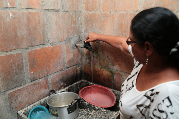 Lanzamiento de Agua Prepago   
Lanzamiento de Agua Prepago   
Fecha: Junio 26 de 2015. Lugar: Medellín Corregimiento Belén-Altavista, sector Mano de Dios
Para descargar esta fotografía en alta resolución, haga clic sobre la imagen hasta que la misma se despliegue en la pantalla completa; luego dé clic derecho y elija la opción "guardar imagen como". 
En caso de publicación por cualquier medio, solicitamos acompañarla del crédito: "Foto EPM"
Palabras clave: Lanzamiento Agua Prepago