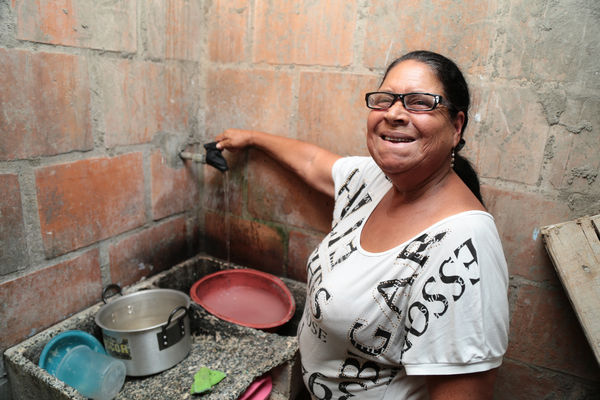 Lanzamiento de Agua Prepago   
Lanzamiento de Agua Prepago   
Fecha: Junio 26 de 2015. Lugar: Medellín Corregimiento Belén-Altavista, sector Mano de Dios
Para descargar esta fotografía en alta resolución, haga clic sobre la imagen hasta que la misma se despliegue en la pantalla completa; luego dé clic derecho y elija la opción "guardar imagen como". 
En caso de publicación por cualquier medio, solicitamos acompañarla del crédito: "Foto EPM"
Palabras clave: Lanzamiento Agua Prepago