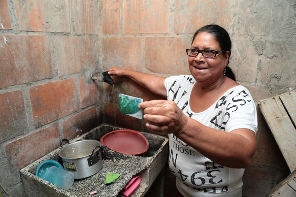 Lanzamiento de Agua Prepago   
Lanzamiento de Agua Prepago   
Fecha: Junio 26 de 2015. Lugar: Medellín Corregimiento Belén-Altavista, sector Mano de Dios
Para descargar esta fotografía en alta resolución, haga clic sobre la imagen hasta que la misma se despliegue en la pantalla completa; luego dé clic derecho y elija la opción "guardar imagen como". 
En caso de publicación por cualquier medio, solicitamos acompañarla del crédito: "Foto EPM"
Palabras clave: Lanzamiento Agua Prepago