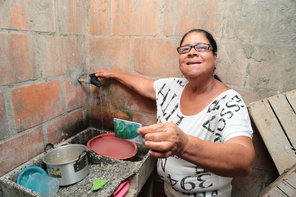 Lanzamiento de Agua Prepago   
Lanzamiento de Agua Prepago   
Fecha: Junio 26 de 2015. Lugar: Medellín Corregimiento Belén-Altavista, sector Mano de Dios
Para descargar esta fotografía en alta resolución, haga clic sobre la imagen hasta que la misma se despliegue en la pantalla completa; luego dé clic derecho y elija la opción "guardar imagen como". 
En caso de publicación por cualquier medio, solicitamos acompañarla del crédito: "Foto EPM"
Palabras clave: Lanzamiento Agua Prepago