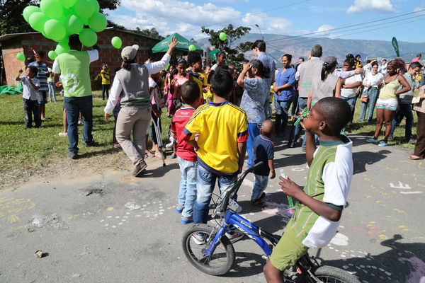 Lanzamiento de Agua Prepago   
Lanzamiento de Agua Prepago   
Fecha: Junio 26 de 2015. Lugar: Medellín Corregimiento Belén-Altavista, sector Mano de Dios
Para descargar esta fotografía en alta resolución, haga clic sobre la imagen hasta que la misma se despliegue en la pantalla completa; luego dé clic derecho y elija la opción "guardar imagen como". 
En caso de publicación por cualquier medio, solicitamos acompañarla del crédito: "Foto EPM"
Palabras clave: Lanzamiento Agua Prepago
